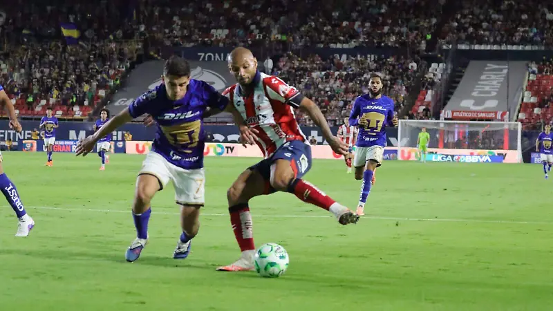 Un penal bien marcado en el lapso inicial que cobró Juninho al minuto 40 puso en ventaja a los universitarios